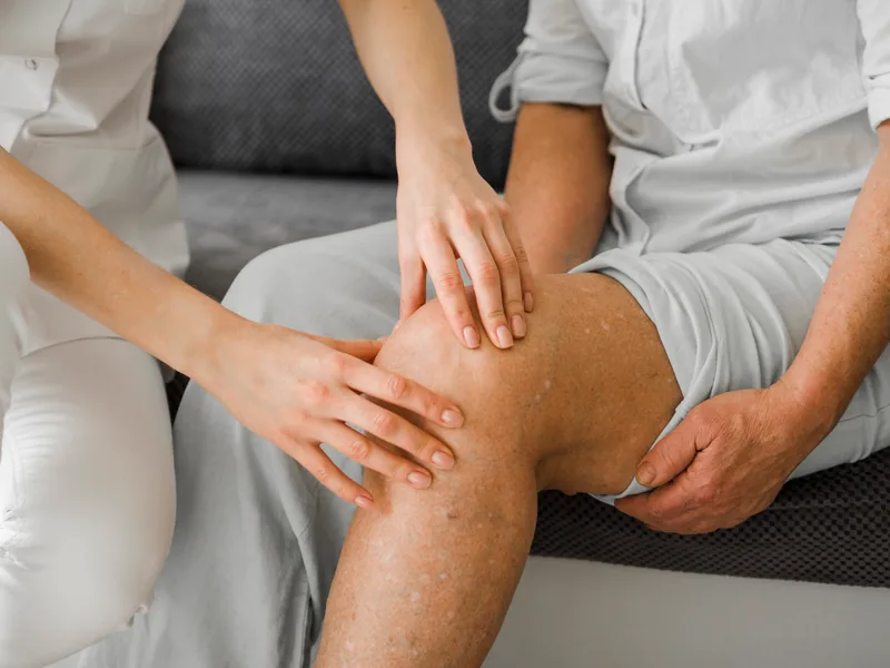 Chiropractic care for knee pain at Lincoln Park Rehab in Miramar