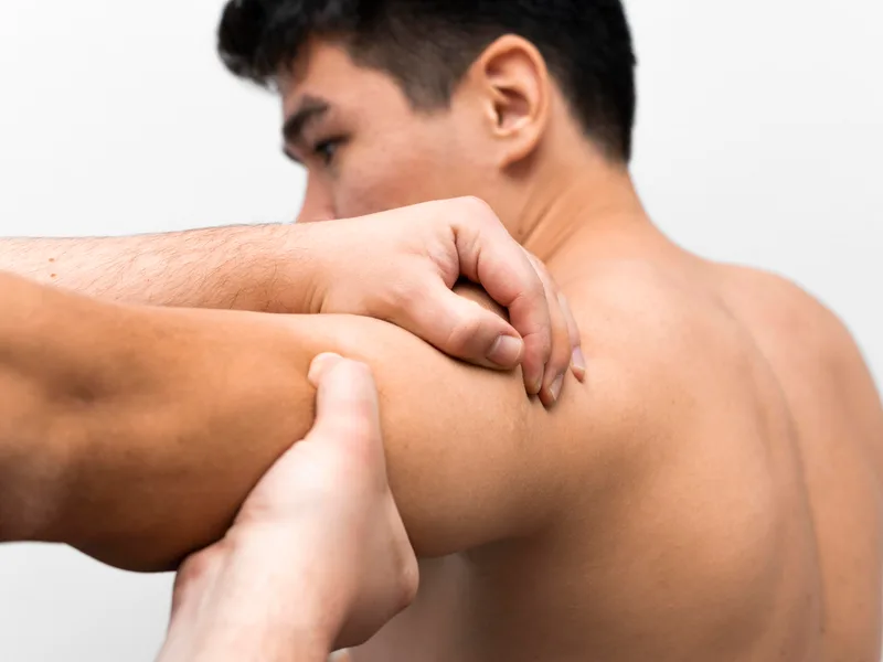 Lincoln Park Rehab treating shoulder pain in Miramar